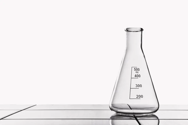 タイル張りのテーブルの上の実験用ガラス器具. — ストック写真