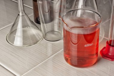 Bir cam kap içinde laboratuvar deneyi.