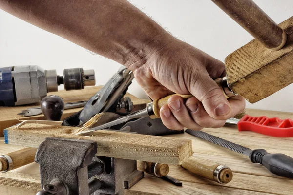 Producción de piezas de madera con cincel — Foto de Stock