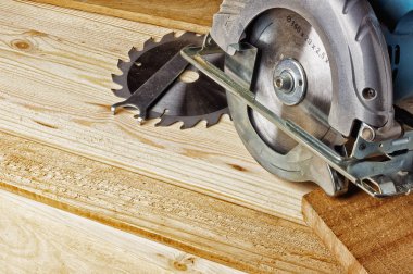 El daire testere ve kereste.