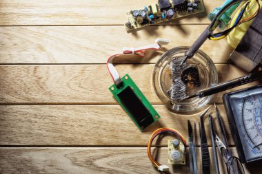 Bir havya kullanarak elektronik donatım tamiri.