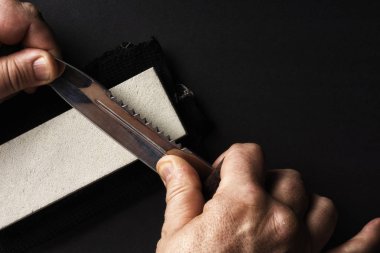 Bıçak bileme değirmentaşı kullanarak
