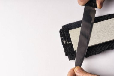 Hangi el bilenmiş bıçağı taşlama.