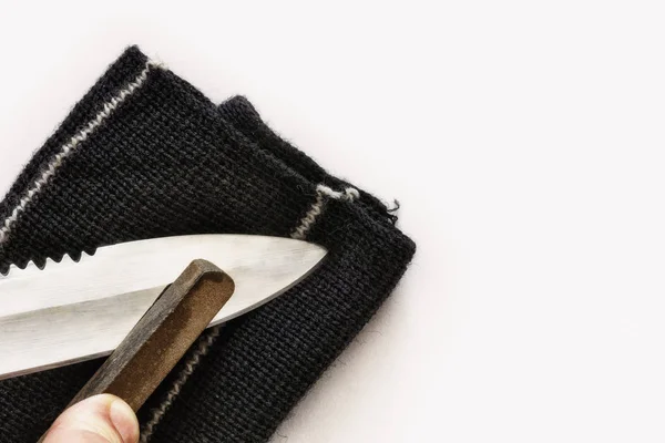 Schleifen eines Messers in der Hand mit dem Schleifstein — Stockfoto