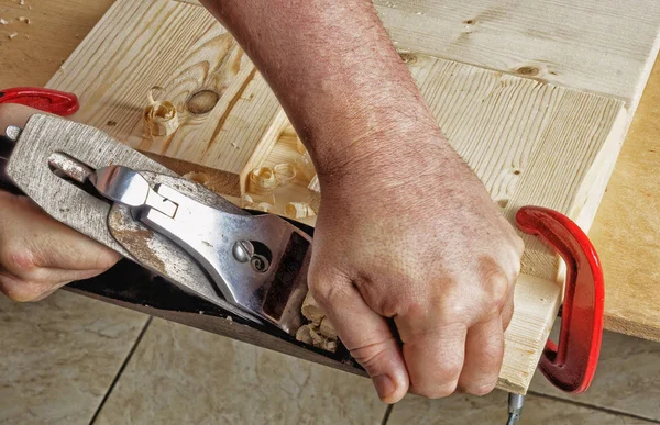 Carpintero cepillador que toma tablas de chaflán — Foto de Stock