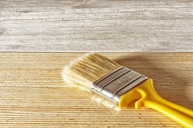 Boya fırçası ahşap bir gemide yalan