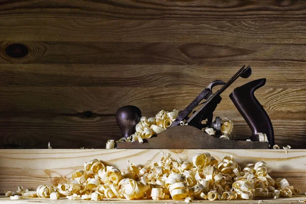 Plano en el banco en el fondo de la pared de madera — Foto de Stock