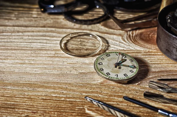분해 된 상태에서 오래 된 시계 — 스톡 사진