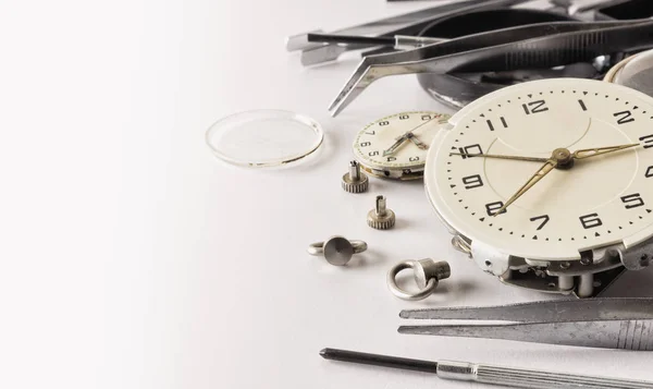 Zeer oude horloge in het proces van reparatie — Stockfoto