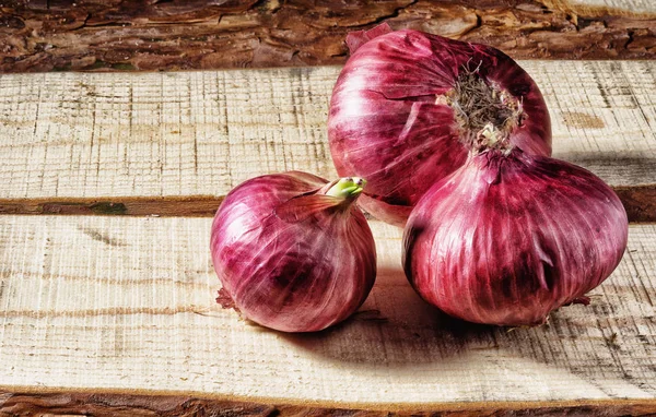 Several bulbs of red onions — Stock Photo, Image