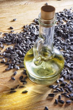 Şişe ayçiçek yağı ve tohumlar