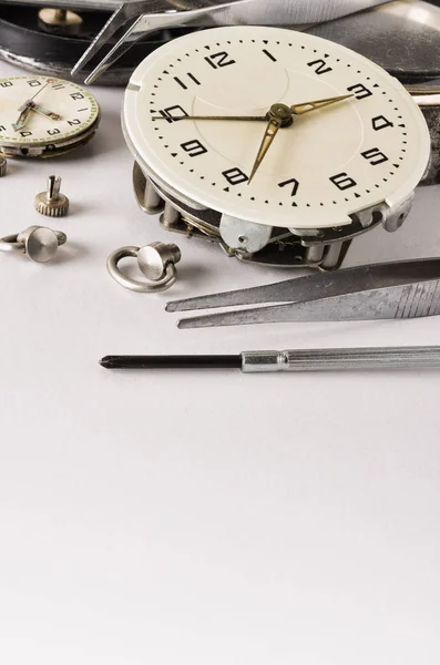 Reparatie van een zeer oude klok — Stockfoto