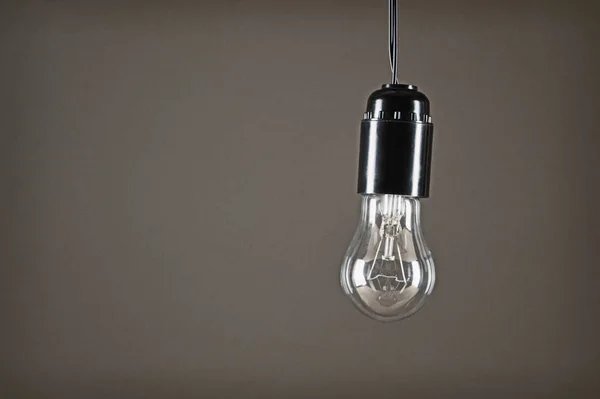 Lampada incandescente collegata appesa a un filo — Foto Stock