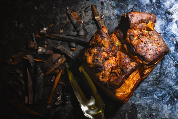 Gerookt vlees op een brazier en kolen — Stockfoto