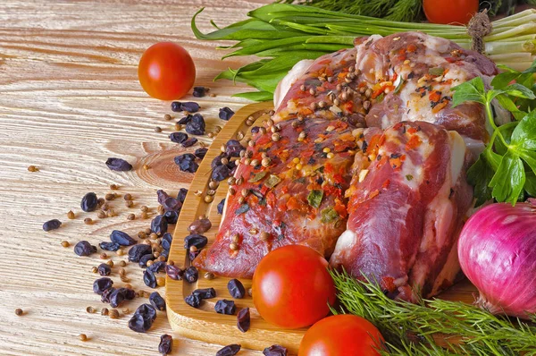 Rauw vlees, kruiden en groenten. — Stockfoto