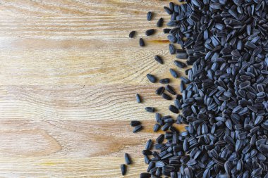 Tahta bir arka planda ayçekirdeği