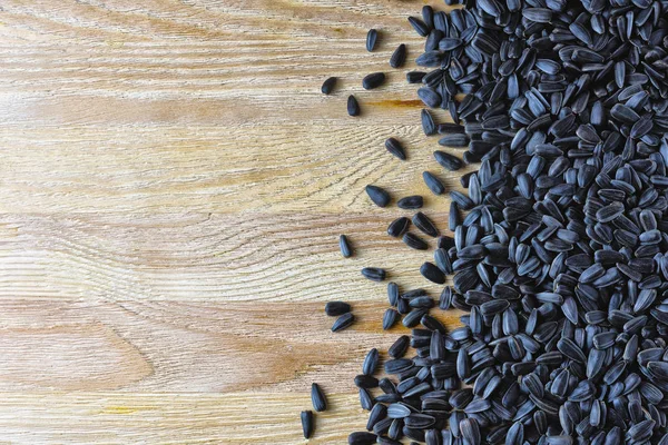 Tahta bir arka planda ayçekirdeği