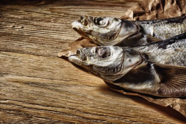 Kurutulmuş balık masanın üzerinde yatan