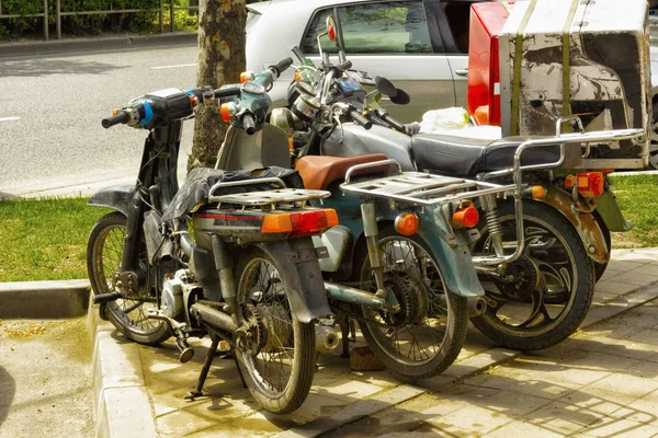 Motorowery i skutery zaparkowany — Zdjęcie stockowe