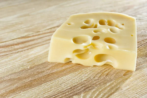 Acostado sobre una mesa de queso de madera —  Fotos de Stock