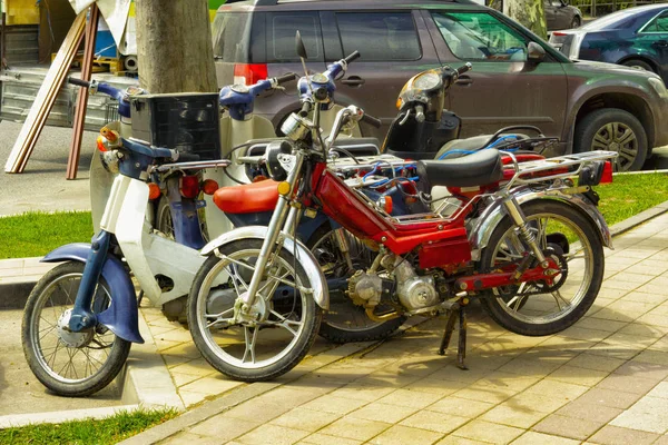 İçinde park edilmiş eski motosikletler — Stok fotoğraf