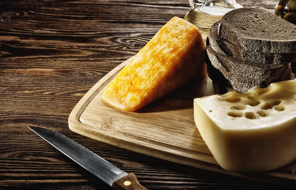 A piece of cheese and bread on the table — Stock Photo, Image