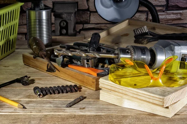 Låssmed verktyg och glasögon på bänken — Stockfoto