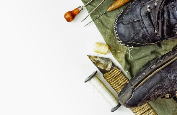 Инструмент для ремонта обуви и ремонта обуви — стоковое фото