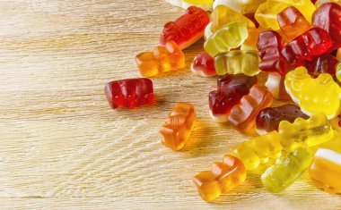 Ahşap bir masa üzerinde lezzetli gummies