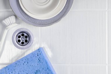 Lavaboya bir fırça ve sünger ile seramik yemekleri