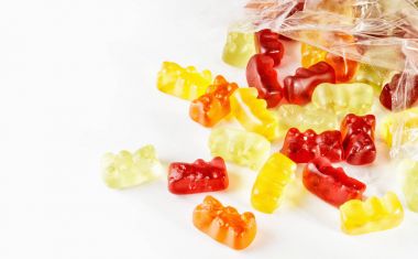Kıvırcık gummies izole bir arka plan üzerinde
