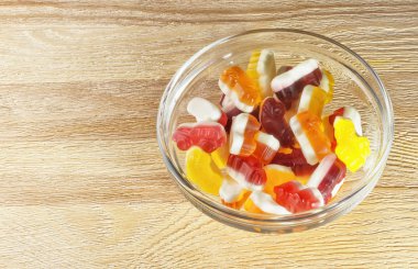 Kıvırcık gummies ahşap bir masa üzerinde