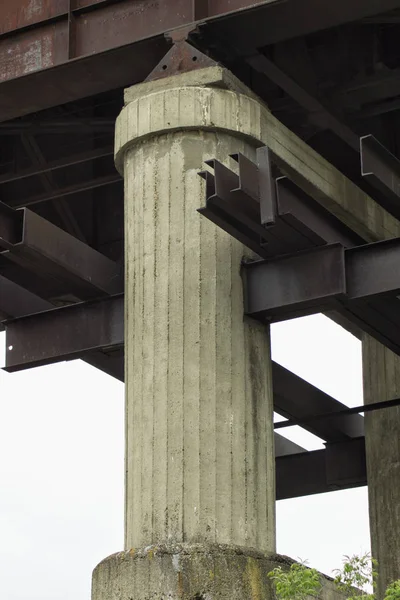 Suportes de concreto da antiga ponte de transporte — Fotografia de Stock