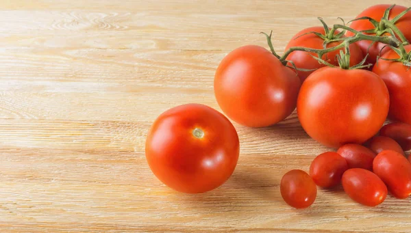Tomaten liggend op een houten tafel — Stockfoto