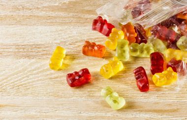Gummies ahşap bir masa üzerinde
