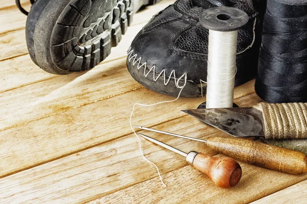 Инструменты для ручного ремонта обуви и обуви — стоковое фото