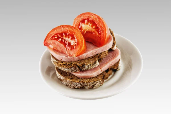 Ham and tomatoes lying on the plate — Stock Photo, Image