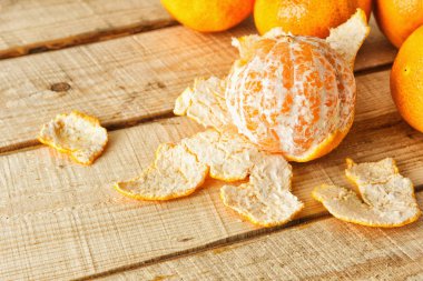 Olgun sulu portakal masanın üzerinde yatan