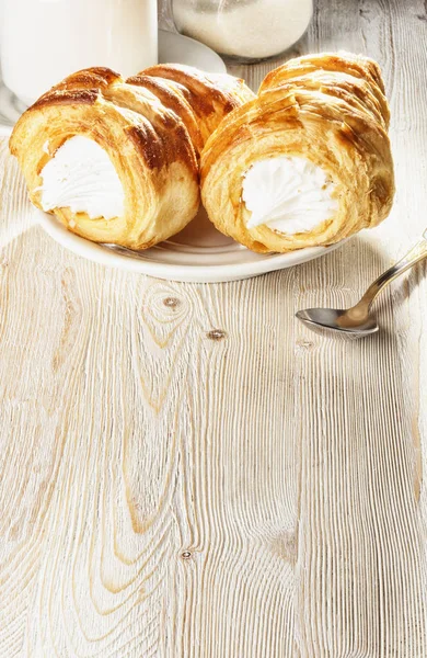 Gâteau un tube de pâte feuilletée avec crème anglaise pour le thé — Photo