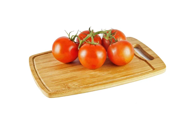 Tomaten op cutting Board en geïsoleerde achtergrond — Stockfoto