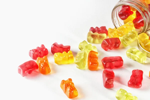 Gummies elszigetelt háttér ömlött: üvegedények — Stock Fotó