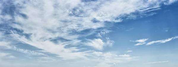 Cirrus clouds on a deep blue sky — Stock Photo, Image