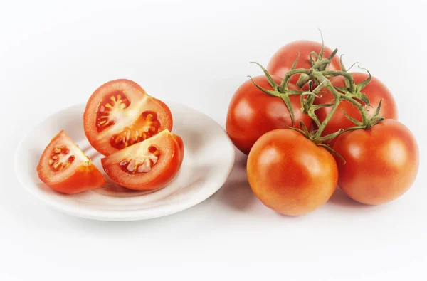 Tomaten liggend op de plaat en geïsoleerd achtergrond — Stockfoto