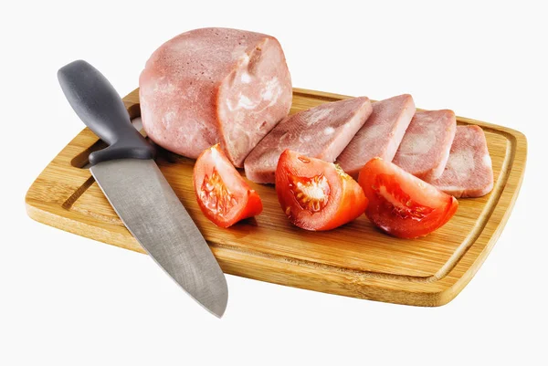 Ham en tomaten op een cutting Board met een mes — Stockfoto