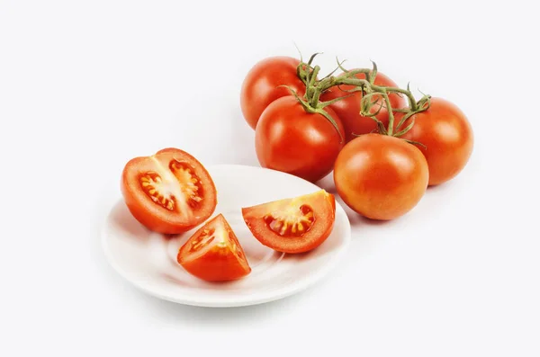 De tomaten op de plaat en geïsoleerde achtergrond — Stockfoto