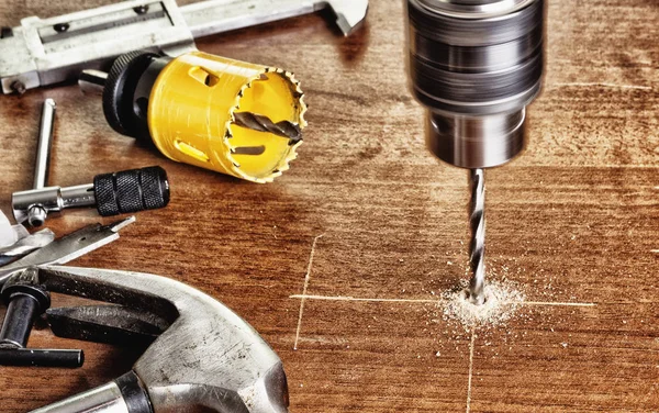 Boren van gaten met behulp van een handmatige elektrisch gereedschap — Stockfoto