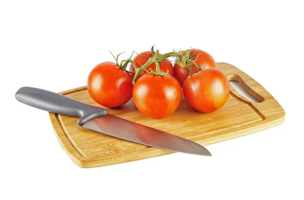 Tomaten liggend op het stekje Board en mes — Stockfoto