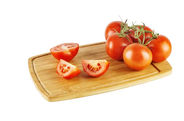 Tomates acostados en la tabla de cortar — Foto de Stock