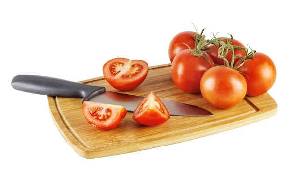 Tomaten op een snijplank en mes — Stockfoto