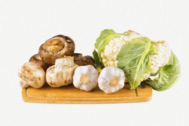 Yalıtılmış bir arka plan üzerinde sebze ve mantar